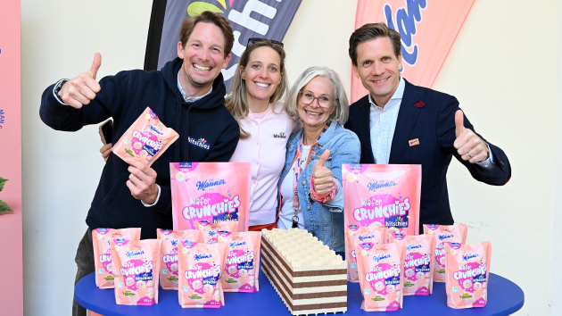Manner und Hitschies bringen gemeinsame Sonderedition auf den Markt - v.l.: Philip Hitschler-Becker und Julia Hitschler Winkler (beide Hitschies) mit Sabine Brandl und Dieter Messner (beide Manner) - Quelle: Christian Jobst